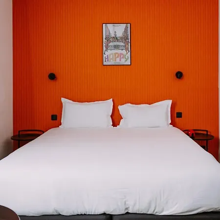 Clapclap Hotel, Food & Bar