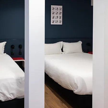 Clapclap Hotel, Food & Bar