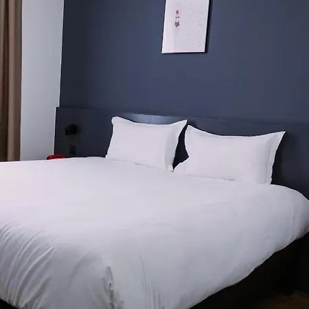 Clapclap Hotel, Food & Bar