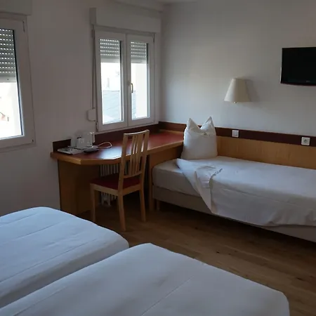 Clapclap Hotel, Food & Bar