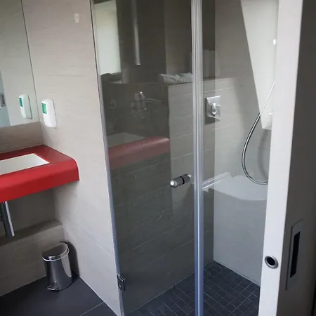 Clapclap Hotel, Food & Bar