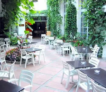 Clapclap Hotel, Food & Bar 3*
