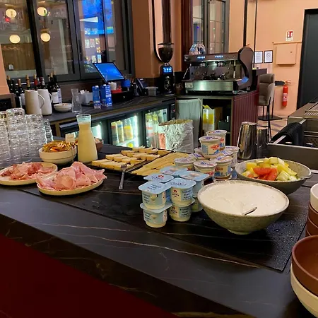 Clapclap Hotel, Food & Bar