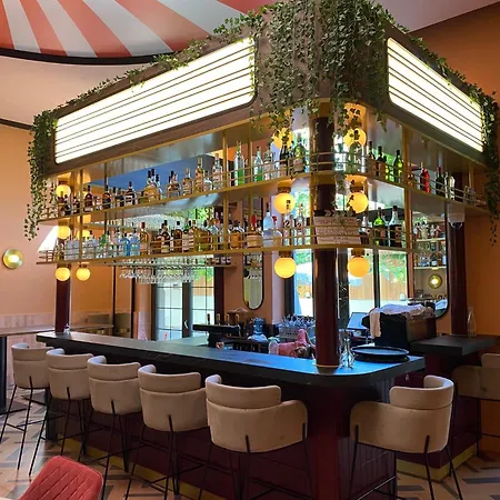 Clapclap Hotel, Food & Bar Отель