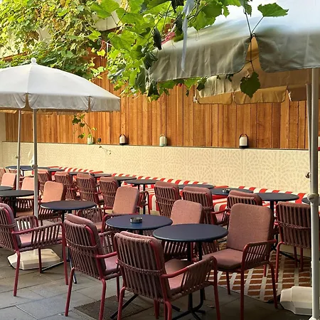 Clapclap Hotel, Food & Bar