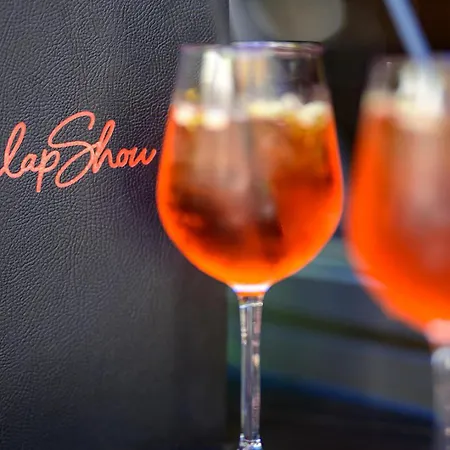 Отель Clapclap Hotel, Food & Bar 3*