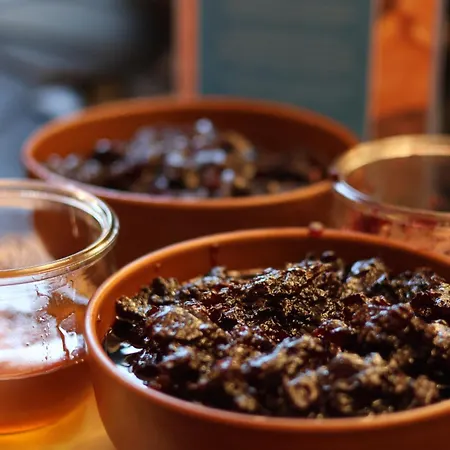 Clapclap Hotel, Food & Bar