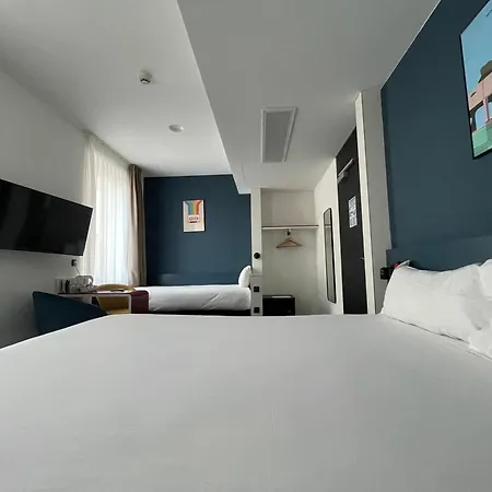 Clapclap Hotel, Food & Bar מלון