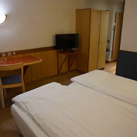 Clapclap Hotel, Food & Bar 3*