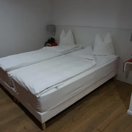 Clapclap Hotel, Food & Bar