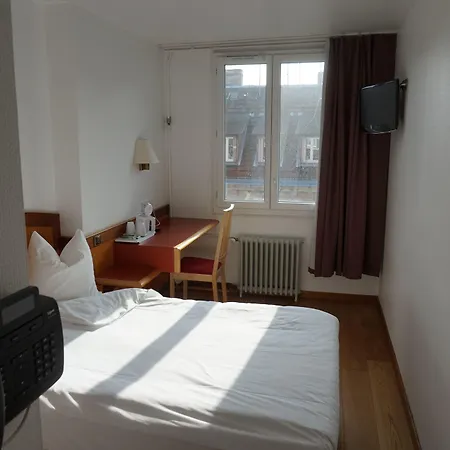 Clapclap Hotel, Food & Bar