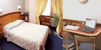 Clapclap Hotel, Food & Bar