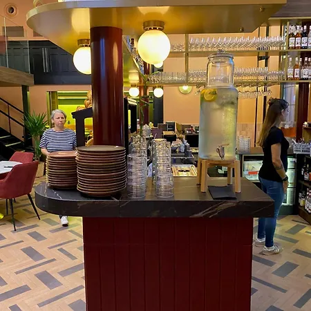 Clapclap Hotel, Food & Bar 3*