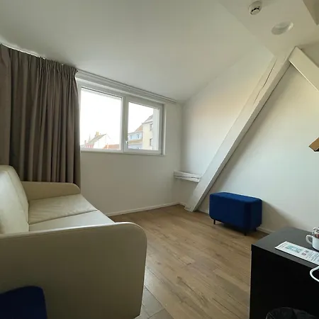 Clapclap Hotel, Food & Bar