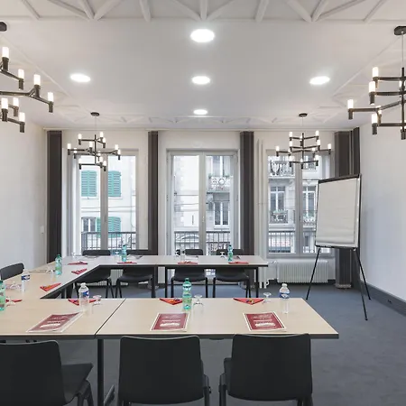 Clapclap Hotel, Food & Bar