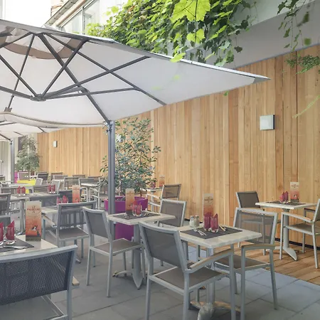 Clapclap Hotel, Food & Bar